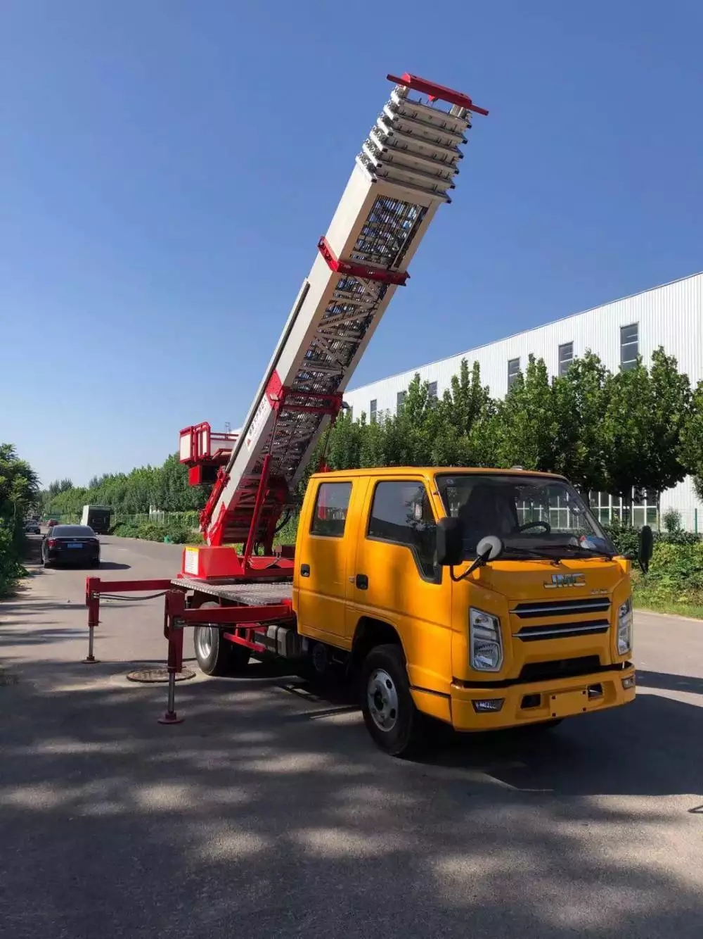 灌南县附近的云梯车出租服务：轻松解决高空作业需求